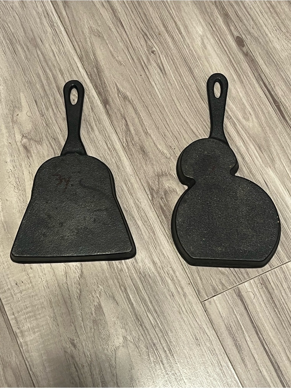 2-CAST IRON DISNEY PANCAKE SKILLETS STAR WARS THEMED DARTH VADER & BABY YODA